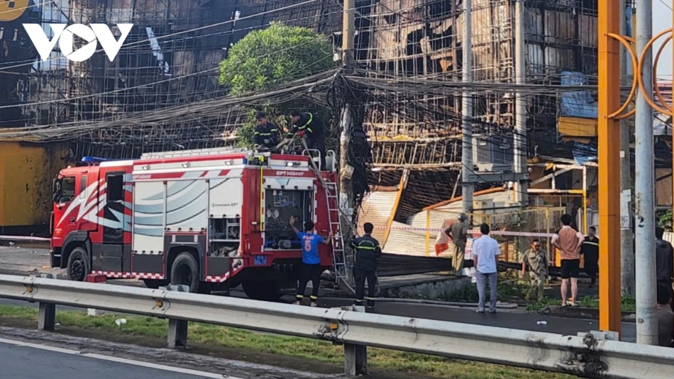 Cháy lớn tại An Giang: Hỏa hoạn thiêu rụi siêu thị Điện Máy Xanh lúc rạng sáng, chiến sĩ công an tiếp tục cho phun nước, chữa cháy ngầm đến khi tắt hẳn - Ảnh 1